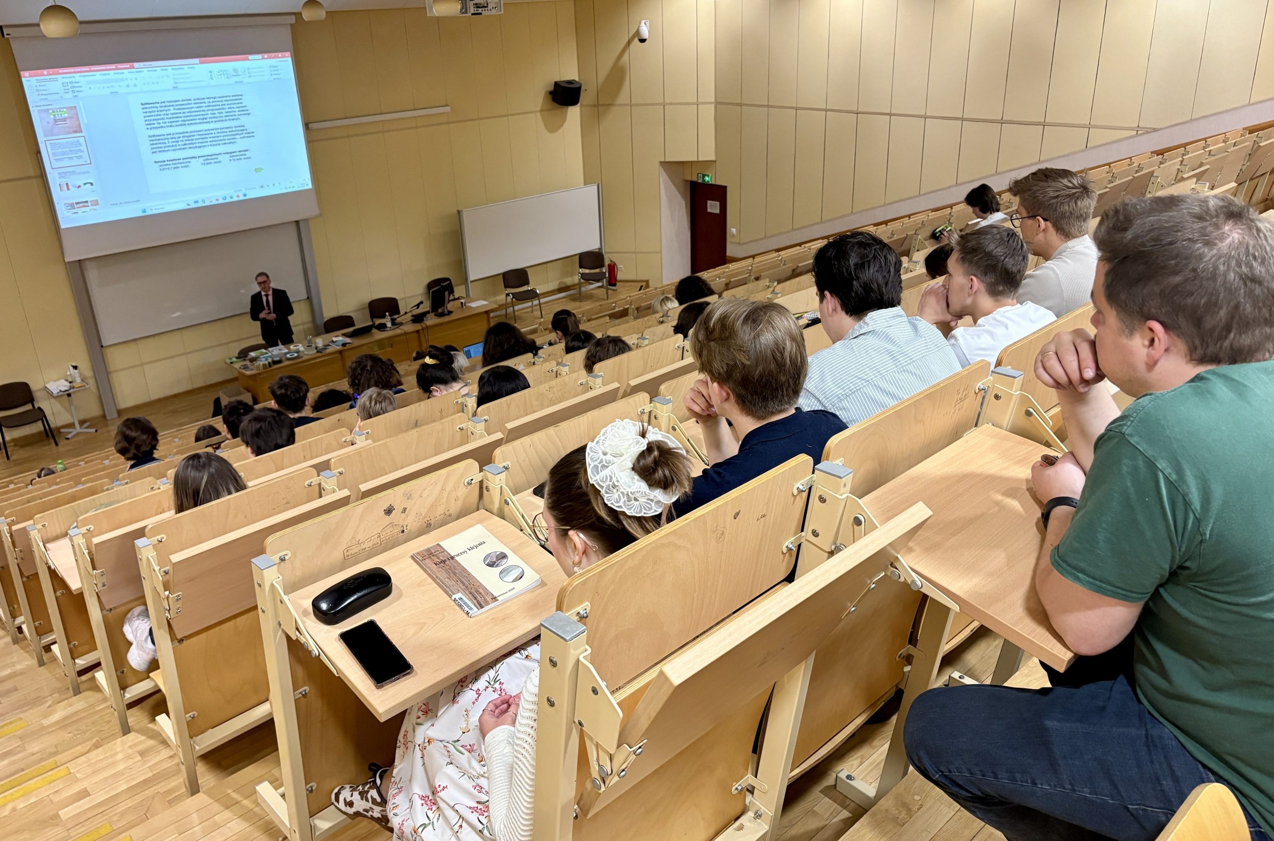 You are currently viewing „Między Nauką, a Praktyką” – PolishStyl z wizytą na Wydziale Technologii Drewna SGGW